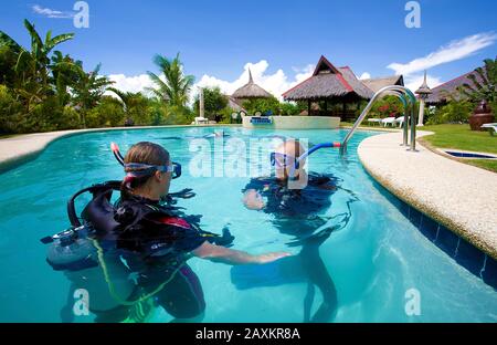 Immersioni subacquee, corso per principianti nella piscina di Dolphin House, piccolo resort a White Beach, Moalboal, Cebu, Filippine Foto Stock