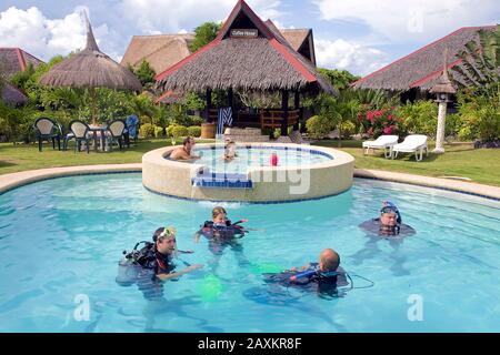 Immersioni subacquee, corso per principianti nella piscina di Dolphin House, piccolo resort a White Beach, Moalboal, Cebu, Filippine Foto Stock