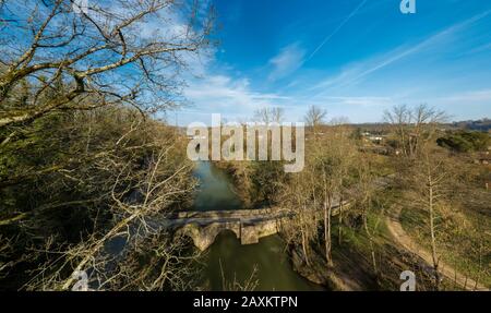 DORDOGNE, PERIGORD POURPRE, EYMET, VEDUTA AEREA DEL PONTE MEDIEVALE DI BRETOU SUL DROPT Foto Stock