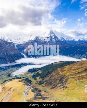 Cima Eiger innevata vista dai villaggi alpini di Grindelwald e Prima in autunno, vista aerea, Canton Berna, Svizzera Foto Stock