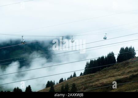 Funivia da Grindelwald Fino Al Primo posto nella nebbia autunnale, Oberland Bernese, Canton Berna, Svizzera Foto Stock