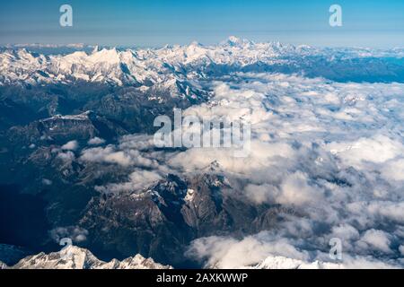 Sorvolando le Alpi con il Monte Bianco e il Cervino coperto di neve in fondo, l'Italia e Swiszterland Foto Stock