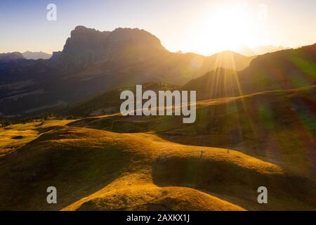 Sunbeam sopra Sassopiatto e Sassolungo in autunno, vista aerea, Alpe di Siusi/Alpe di Siusi, Dolomiti, Alto Adige, Italia Foto Stock