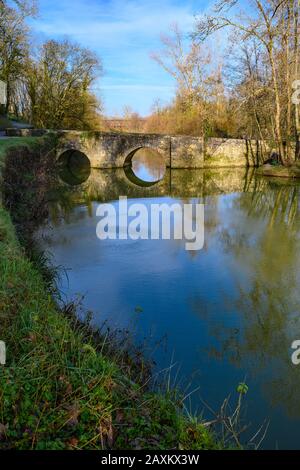 DORDOGNE, PERIGORD POURPRE, EYMET, VEDUTA AEREA DEL PONTE MEDIEVALE DI BRETOU SUL DROPT Foto Stock