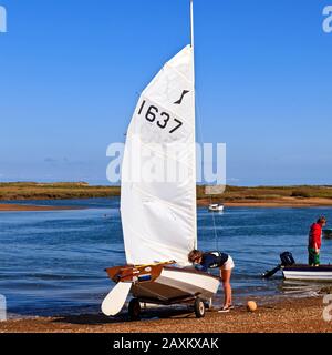 Donna che si prepara a navigare sul torrente a Burnham Overy Staitthe Foto Stock