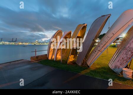 Barche a remi a Devonport, skyline di Auckland, Isola del Nord, Nuova Zelanda, Oceania Foto Stock