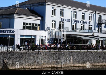 Persone che mangiano e bevono fuori dal River Court Hotel, Kilkenny. Foto Stock
