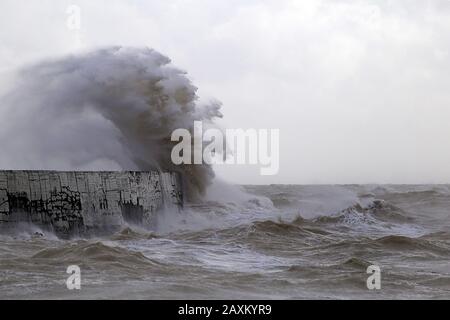 Newhaven, East Sussex, Regno Unito. La tempesta Ciara porta venti alti e mari montuosi, sulla costa meridionale. Foto Stock