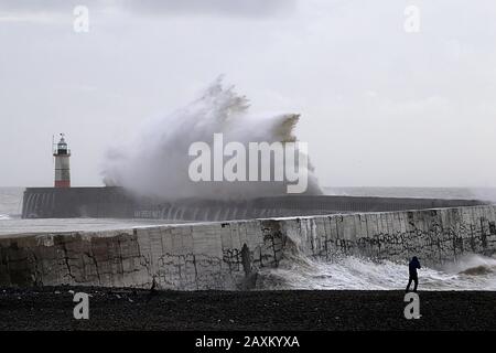 Newhaven, East Sussex, Regno Unito. La tempesta Ciara porta venti alti e mari montuosi, sulla costa meridionale. Foto Stock