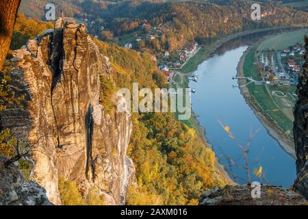 Atmosfera autunnale nel Parco Nazionale della Svizzera Sassonia. Formazioni rocciose e foreste al sole della sera con vista sull'Elba dal punto di vista Foto Stock