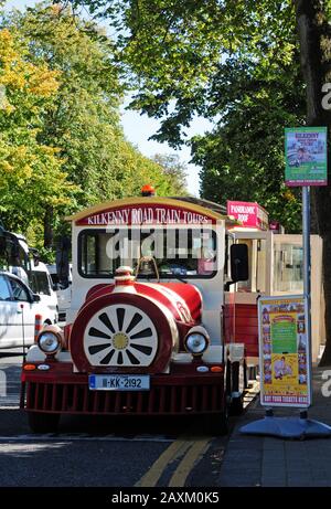 Road Train bus tour parcheggiata in attesa di passeggeri, Kilkenny. Foto Stock