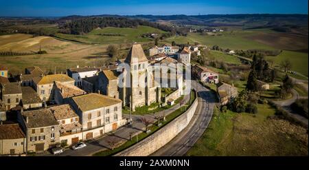 LOT-ET-GARONNE, SAINT PASTOUR, VEDUTA AEREA DELLA CHIESA E DEL VILLAGGIO Foto Stock