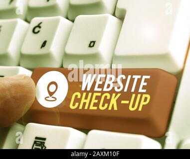 Scrittura concettuale della mano che mostra il controllo di Web site in su. Concetto che significa un esame di un sito web per vedere se qualcosa è in ordine Foto Stock