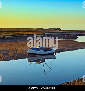 Tramonto sul Creek a Burnham Overy Staithe, Norfolk Foto Stock