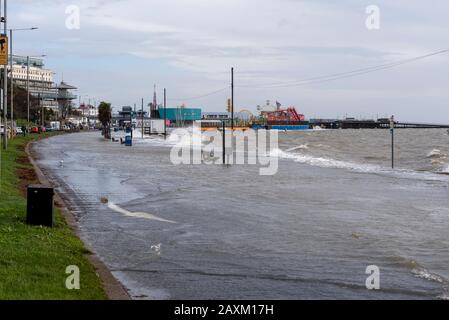 Inondazione sulla Western Esplanade Road durante l'alta marea tempesta in seguito alla tempesta Storm Ciara a Southend on Sea, Essex, Regno Unito. Chiuso al traffico. Molo Foto Stock