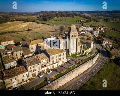 LOT-ET-GARONNE, SAINT PASTOUR, VEDUTA AEREA DELLA CHIESA E DEL VILLAGGIO Foto Stock