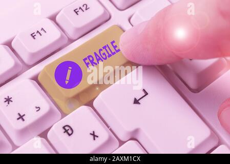 Nota di scrittura Fragile. Concetto Aziendale Per Maniglia Frangibile Con Care Bubble Wrap Glass Merci Pericolose Foto Stock