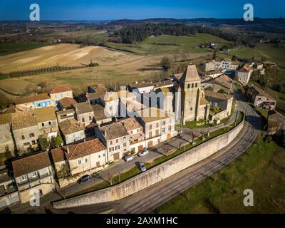 LOT-ET-GARONNE, SAINT PASTOUR, VEDUTA AEREA DELLA CHIESA E DEL VILLAGGIO Foto Stock