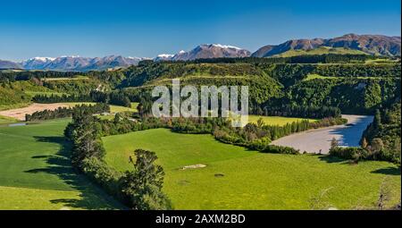 Rakaia River in Rakaia Gorge, Monte Hutt massiccio, Alpi del Sud, in dista, da Arundel Rakaia Gorge Road, vicino Methven, South Island, Nuova Zelanda Foto Stock