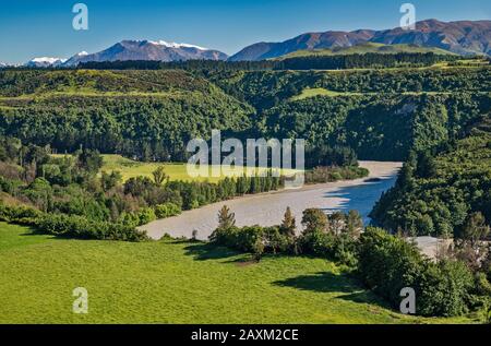 Rakaia River in Rakaia Gorge, Monte Hutt massiccio, Alpi del Sud, in dista, da Arundel Rakaia Gorge Road, vicino Methven, South Island, Nuova Zelanda Foto Stock