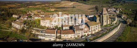 LOT-ET-GARONNE, SAINT PASTOUR, VEDUTA AEREA DELLA CHIESA E DEL VILLAGGIO Foto Stock