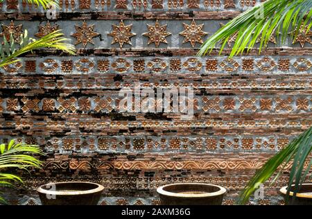 Ugo Bigyan's Pottery Garden a Tiaong, Quezon è un giardino in ceramica, un ristorante, una galleria d'arte e uno studio d'officina. E' aperto a classi di ceramica. Foto Stock