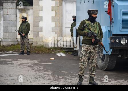 Le forze di sicurezza indiane sono in guardia mentre gli inviati stranieri visitano il lago dal a Srinagar. Una nuova partita di 25 inviati stranieri provenienti dall'Unione europea e dai paesi del Golfo sono arrivati oggi a Srinagar. Lo scopo della visita degli inviati è di ottenere informazioni di prima mano sulla situazione del terreno dopo l'abrogazione dell'articolo 370 nell'agosto dello scorso anno. Questa è la seconda visita dei delegati stranieri a Jammu e Kashmir. Il lotto comprende inviati provenienti da Germania, Canada, Francia, Nuova Zelanda, Messico, Italia, Afghanistan, Austria, Uzbekistan, Polonia, nonché inviati dell'Unione europea. Foto Stock