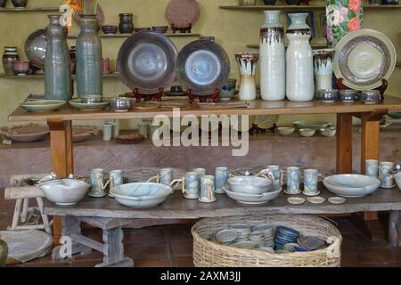 Ugo Bigyan's Pottery Garden a Tiaong, Quezon è un giardino in ceramica, un ristorante, una galleria d'arte e uno studio d'officina. E' aperto a classi di ceramica. Foto Stock