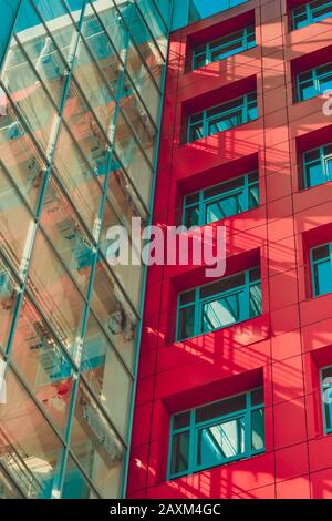 edificio moderno nello stile di hi-tech, pareti rosse, finestre quadrate, pareti in vetro trasparente, filtro per ombre Foto Stock