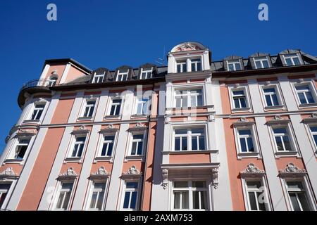 Germania, Baviera, Monaco di Baviera, blocco rosso di case, Art Nouveau, appartamenti in un vecchio edificio a Monaco di Baviera-Haidhausen Foto Stock