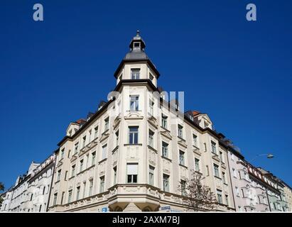 Germania, Baviera, Monaco, angolo di un blocco di case, appartamenti in un vecchio edificio a Monaco di Baviera-Haidhausen Foto Stock