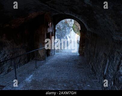 Germania, Baviera, alta Baviera, Burghausen, castello, corridoio scuro attraverso l'edificio del castello al centro storico, in serata Foto Stock