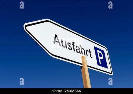 Uscita segno del parcheggio di fronte al cielo blu Foto Stock