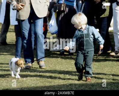 Zara Phillips con il suo cane al Badminton Horse Trials, Inghilterra, aprile 1983 Foto Stock