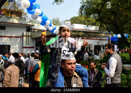 11 febbraio 2020: Un giovane sostenitore Del Aam Aadmi Party (AAP) celebra la vittoria nelle elezioni regionali nella capitale dell'India, Nuova Delhi, l'11 febbraio 2020. I sostenitori dell'AAP si sono riuniti e celebrati a Nuova Delhi principalmente presso la sede del partito dopo la vittoria contro il partito del primo ministro indiano Narendra modi. Credit: Muzamil Maltoo/Imageslive/Zuma Wire/Alamy Live News Foto Stock