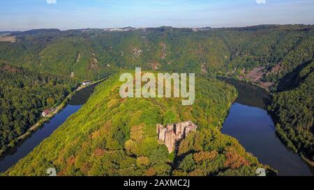 La rovina del castello di Montclair e il Saar Loop vicino Mettlach, Saarland, Germania Foto Stock