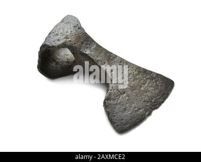 antica ascia storica in metallo su sfondo bianco Foto Stock