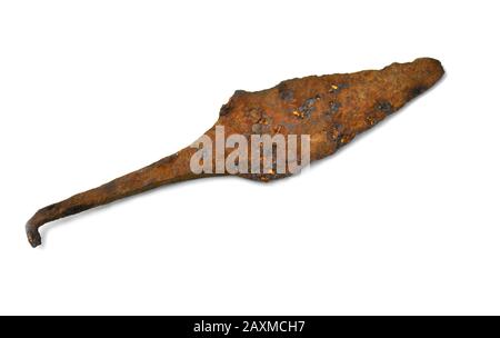 punta in metallo antico e arrugginito su sfondo bianco, punta storica e autentica del ferro Foto Stock