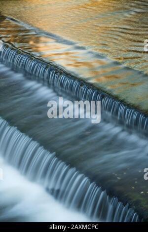 Blackpool Brook weir a Wenchford area pic-nic nella Foresta di Dean, Gloucestershire, Inghilterra. Foto Stock