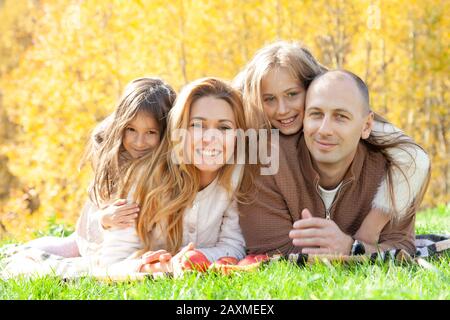 Famiglia felice, moglie, marito, figlie, camminare con i bambini, giocare nel parco autunnale, divertirsi nella foresta, rilassarsi all'aperto. Divertimento, infanzia, relax Foto Stock