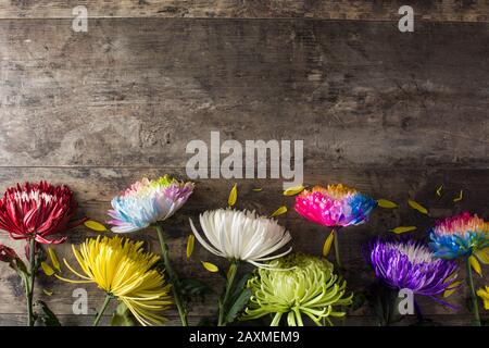 Bouquet di fiori variopinti su sfondo di legno Foto Stock