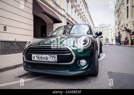 Russia Mosca 2019-06-17 Green Car Mini Cooper è parcheggiata su una strada di una città europea. Concept Travel in Europa insieme su un'auto compatta e alla moda Foto Stock