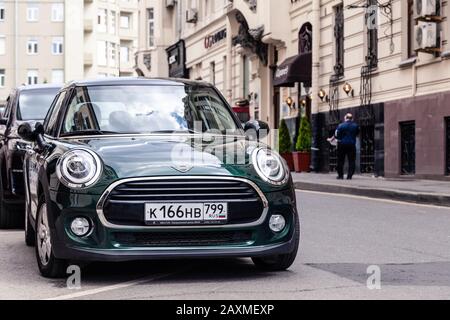 Russia Mosca 2019-06-17 Green Car Mini Cooper è parcheggiata su una strada di una città europea. Concept Travel in Europa insieme su un'auto compatta e alla moda Foto Stock