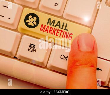 Scrittura concettuale della mano che mostra il marketing della posta. Concetto che significa atto di inviare un messaggio commerciale ad un gruppo di mostrare Foto Stock