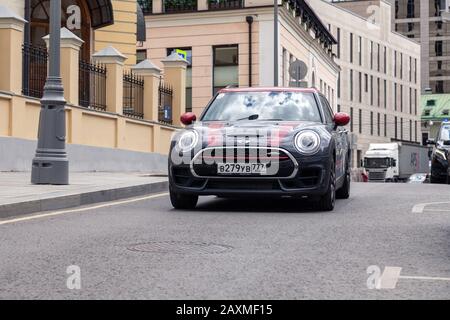 Russia Mosca 2019-06-17 auto nera con strisce rosse Mini Cooper è parcheggiata su una strada di una città europea. Concept Travel in Europa insieme su compatto Foto Stock