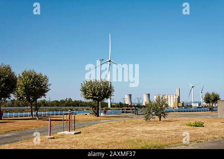 generazione di energia elettrica; 3 grandi turbine, 2 torri di raffreddamento, campo di pannelli solari, torri elettriche, molti fili, produzione di energia; potenza p Foto Stock