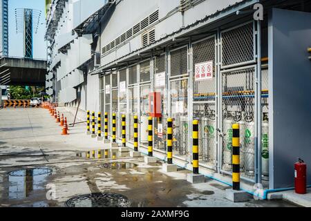 Bangkok, Thailandia - 16 Mar 2017, deposito gas nella zona posteriore di sicurezza dell'edificio SHOWDC nel pomeriggio. E' il concetto di destinazione turistica Foto Stock