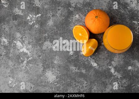 Una mandarino appena spremuta e succo d'arancia in un bicchiere trasparente Foto Stock