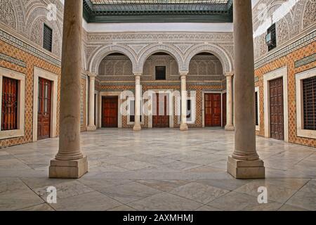 Tunisi, TUNISIA - 31 DICEMBRE 2019: L'imponente cortile interno del Palazzo Dar Lasram, un palazzo ben conservato risalente al 18th secolo Foto Stock