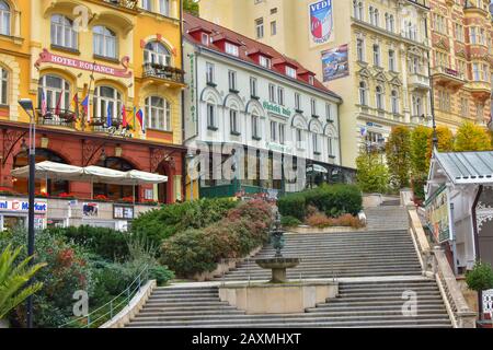 Piccola cittadina in Cecoslovacchia. In autunno. Resort per la salute comune. Città di Karlovy Vary, ottobre 2017. Foto Stock